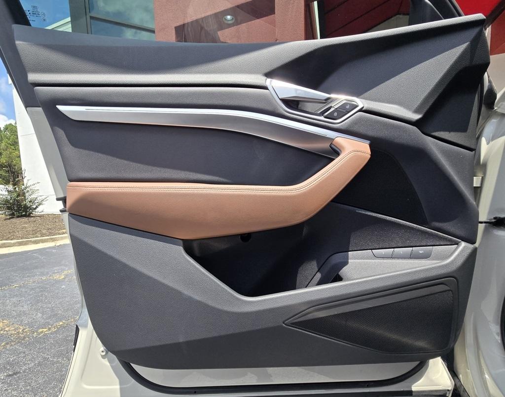 2021 Audi e-tron Premium photo 9