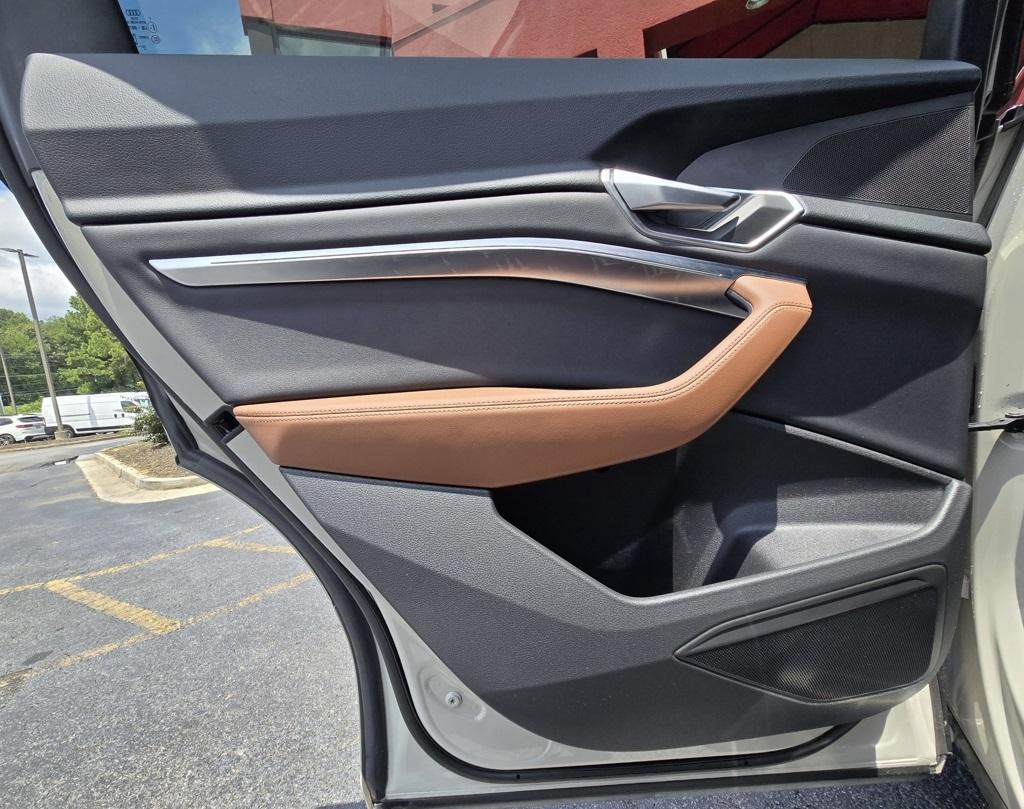 2021 Audi e-tron Premium photo 11