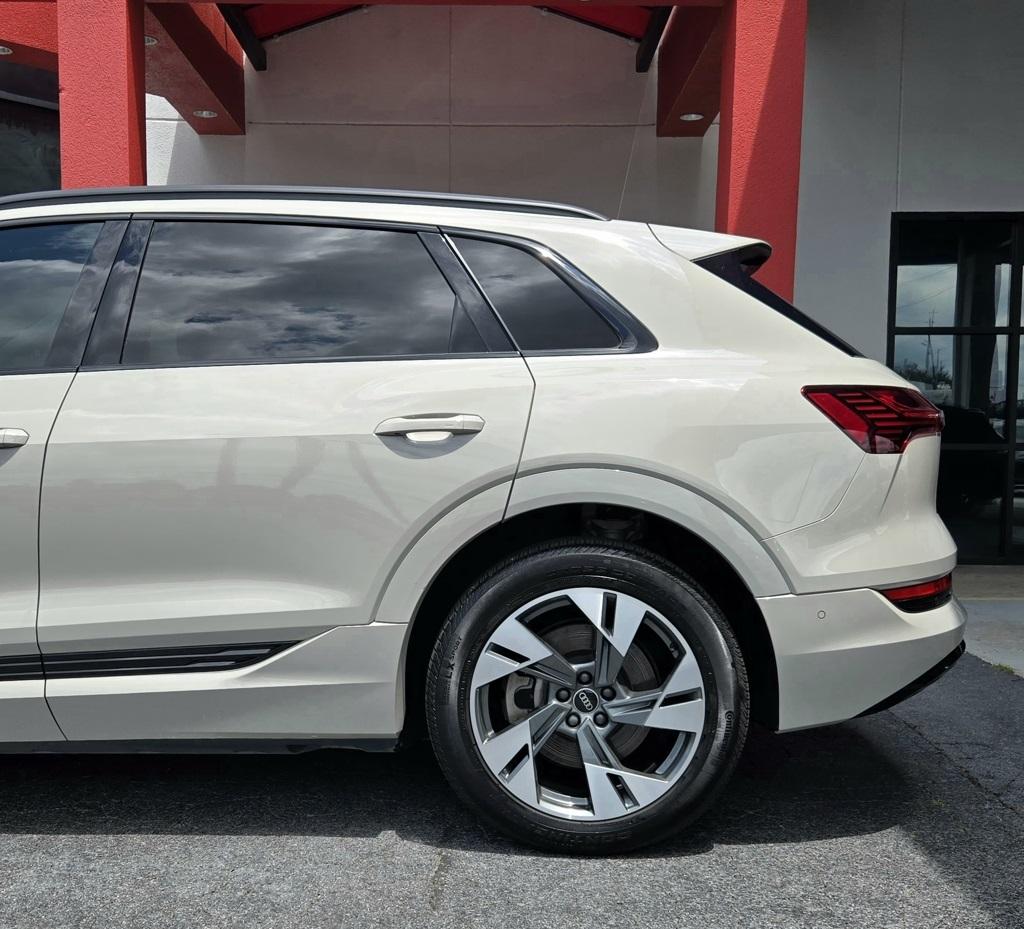 2021 Audi e-tron Premium photo 2