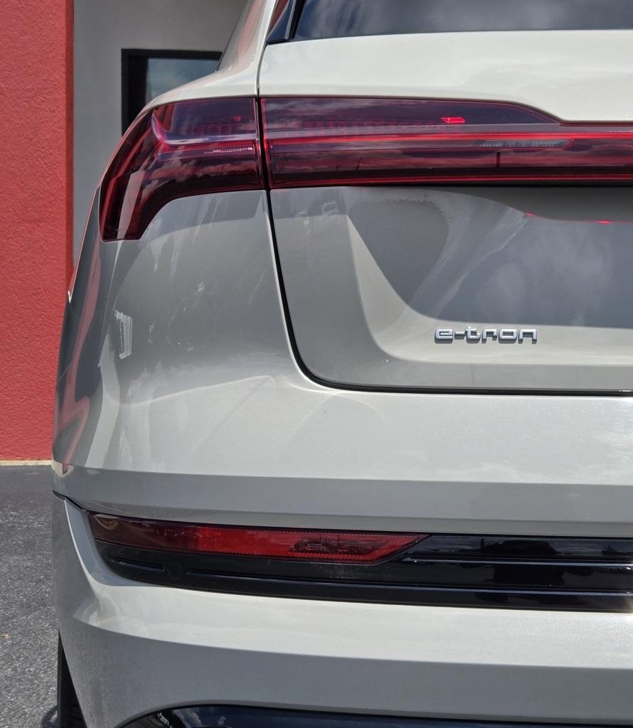 2021 Audi e-tron Premium photo 5